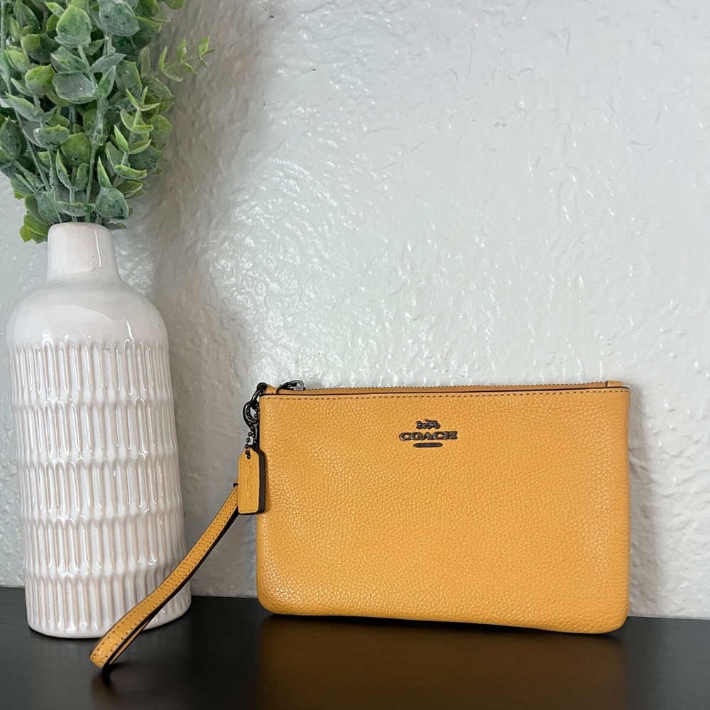 ✨NWOT - Coach Pebbled Leather Small Wristlet in Honeycomb✨ - Picture 3 of 9